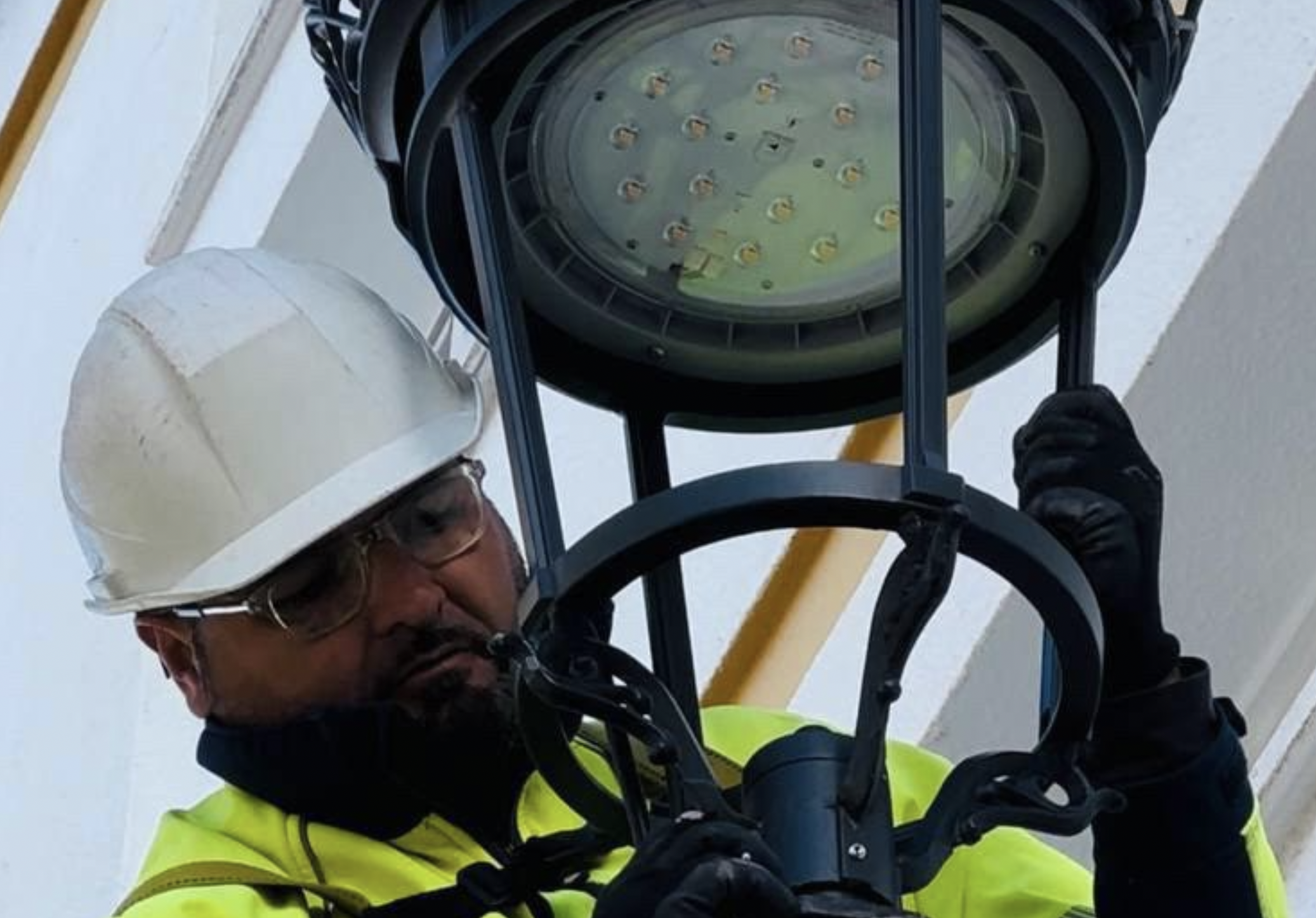 Un electricista realizando su trabajo en El Puerto, que creará una nueva bolsa de empleo.
