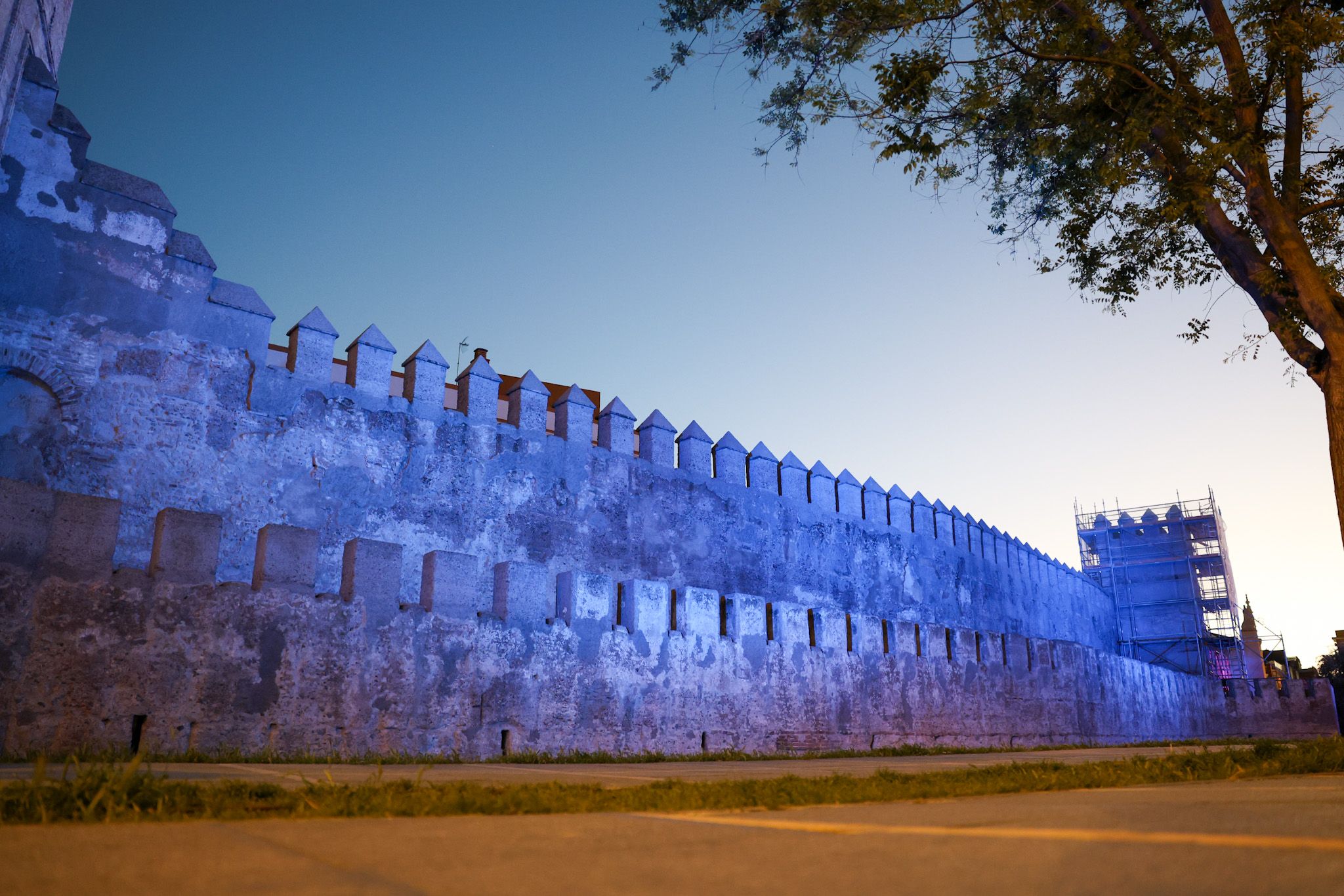La muralla de la Macarena, con la nueva iluminación.