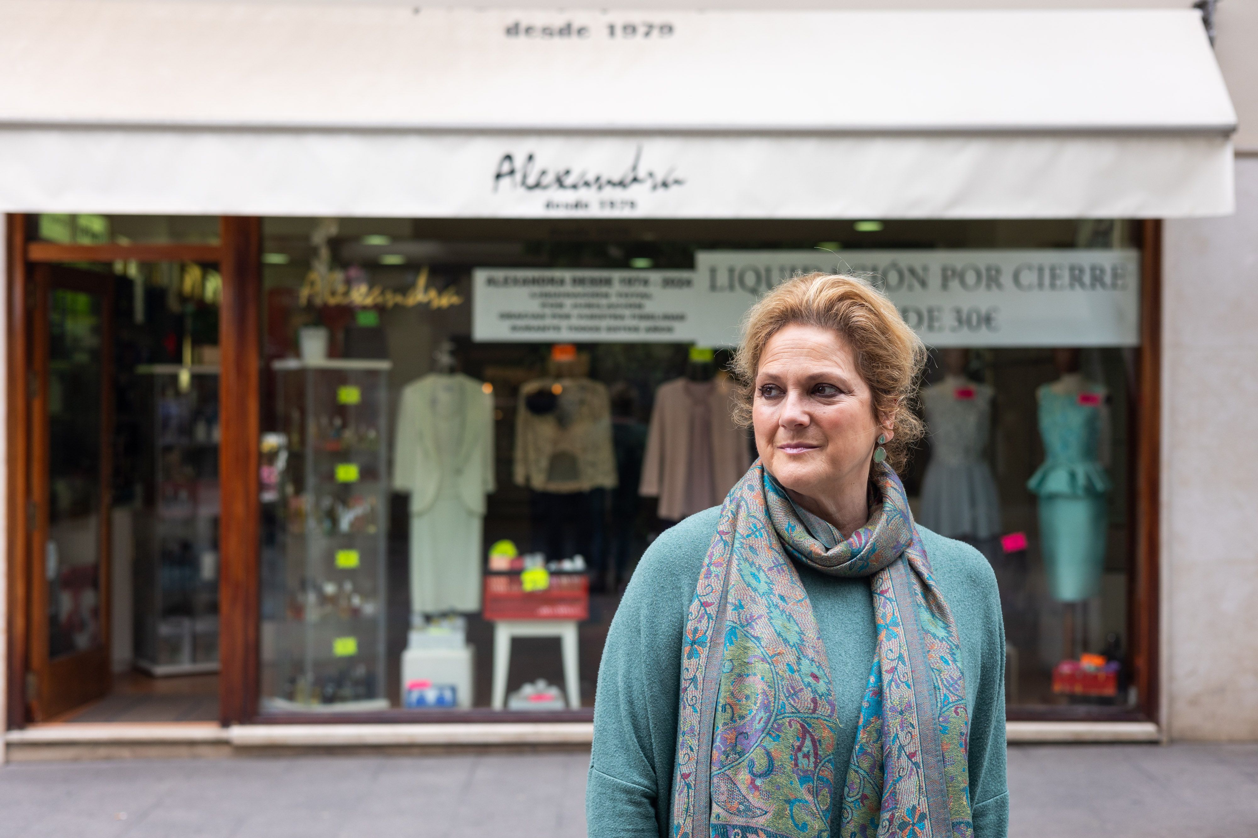 Mercedes López Tejedor, dueña de la tienda Alexandra, a las puertas del establecimiento.