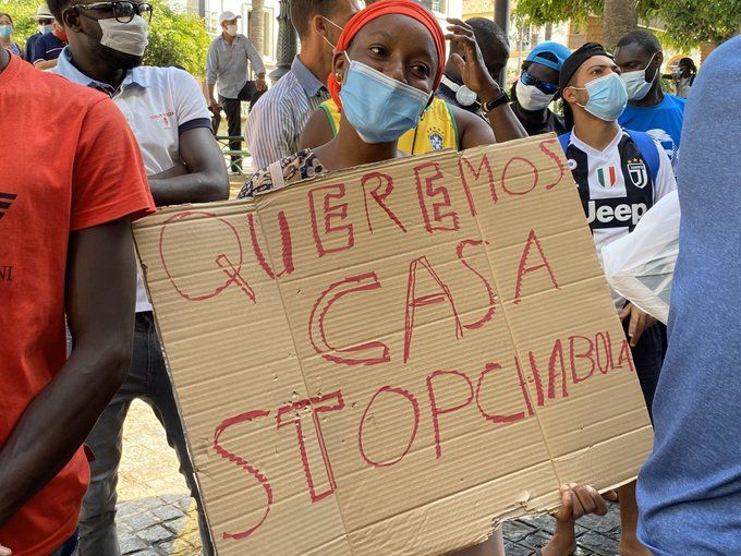 Una migrante, en las protestas realizadas en Lepe tras los incendios en asentamientos. FOTO: ASNUCI