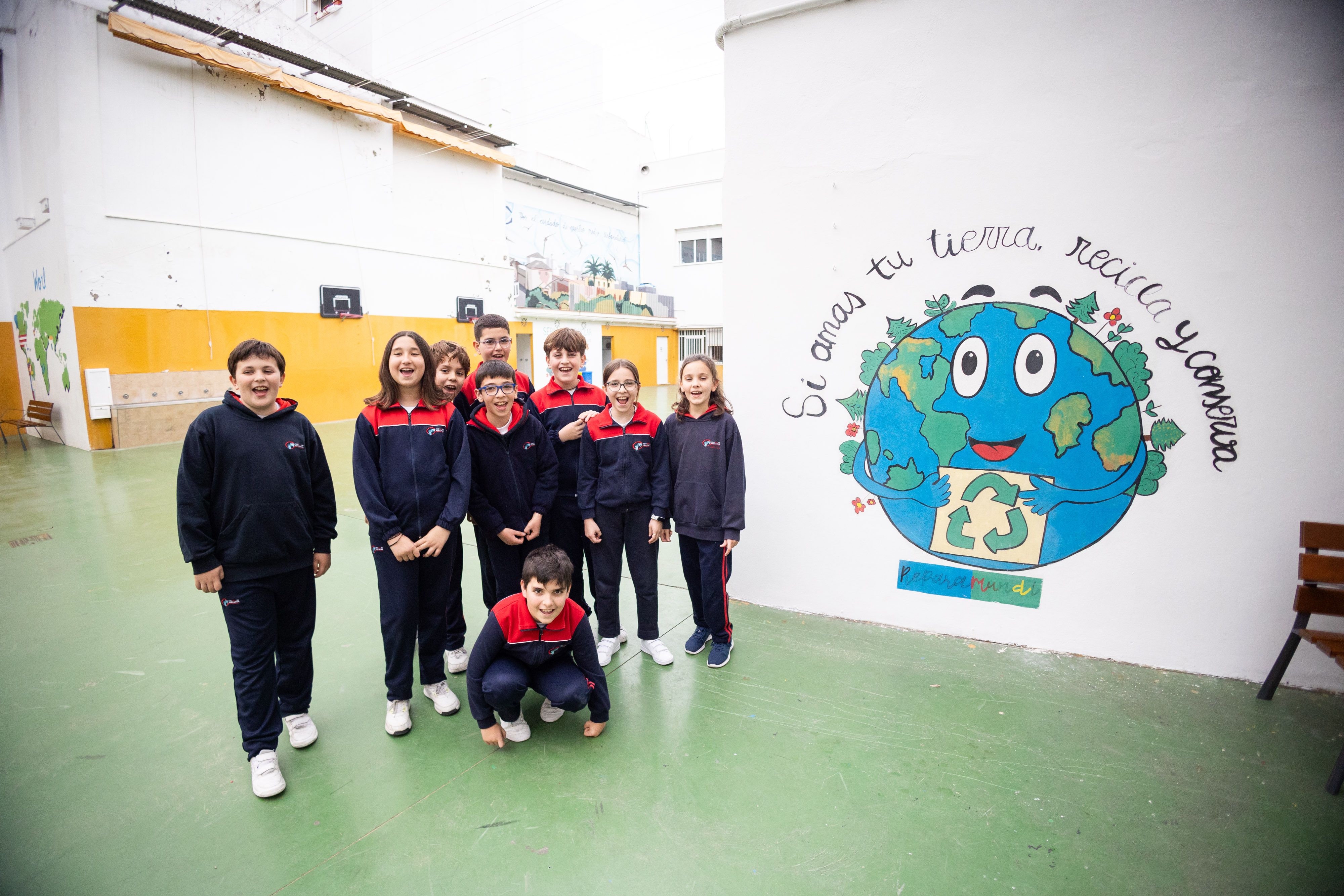 Algunos de los alumnos del Colegio Las Esclavas junto a un mural hecho por ellos mismos.