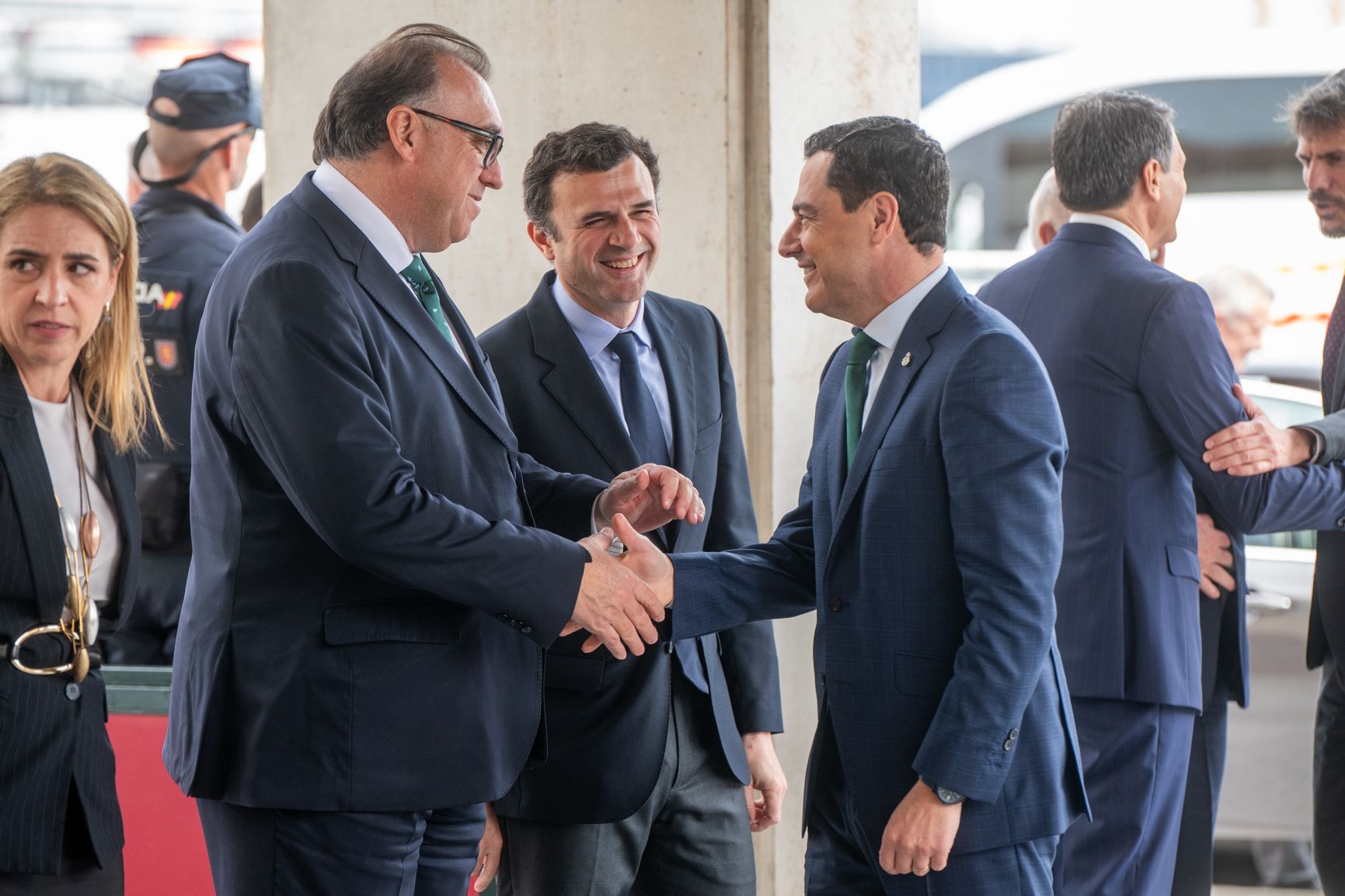 Juanma Moreno, presidente del Gobierno andaluz, con el consejero de Turismo, Arturo Bernal, y el alcalde de Cádiz, Bruno García, este miércoles.