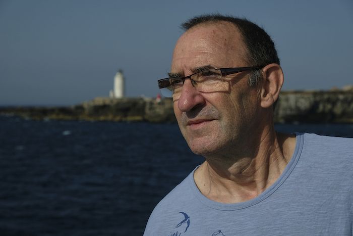 José Luis Tetuán, con el faro de Tarifa al fondo, en una imagen reciente. Autor: José Luis Tirado.