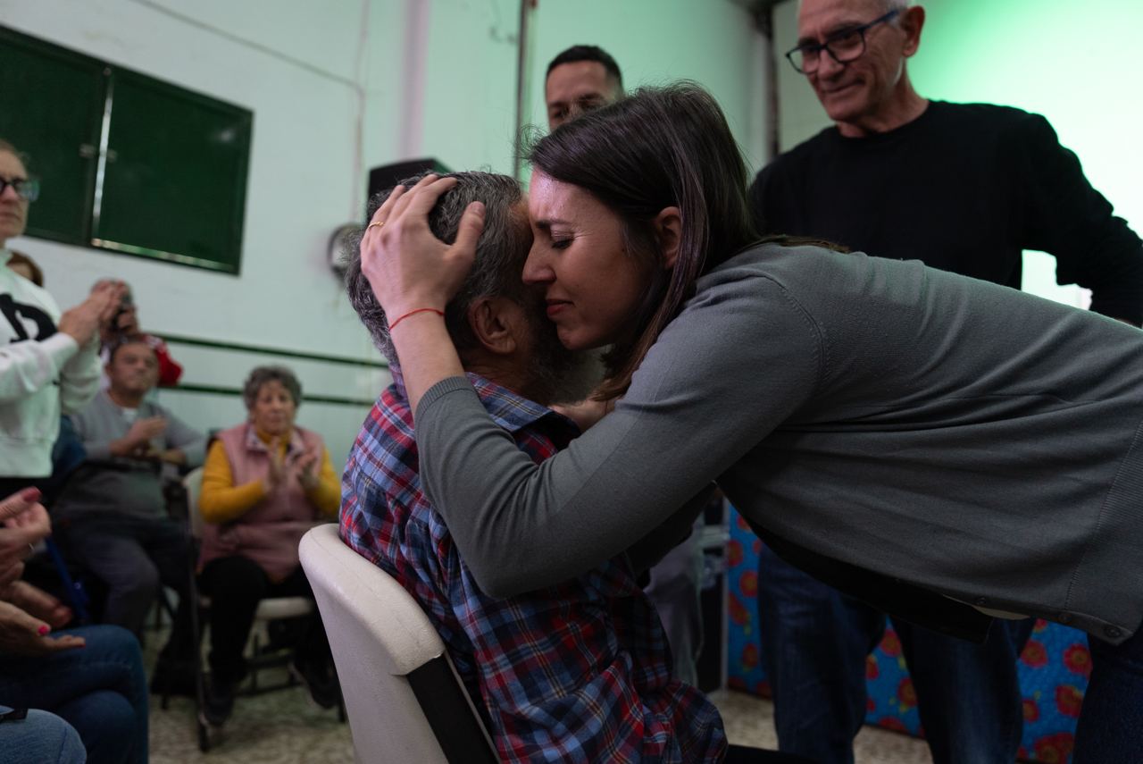 Irene Montero abraza a Sánchez Gordillo en Marinaleda, en una imagen publicada por la dirigente de Podemos en sus redes.