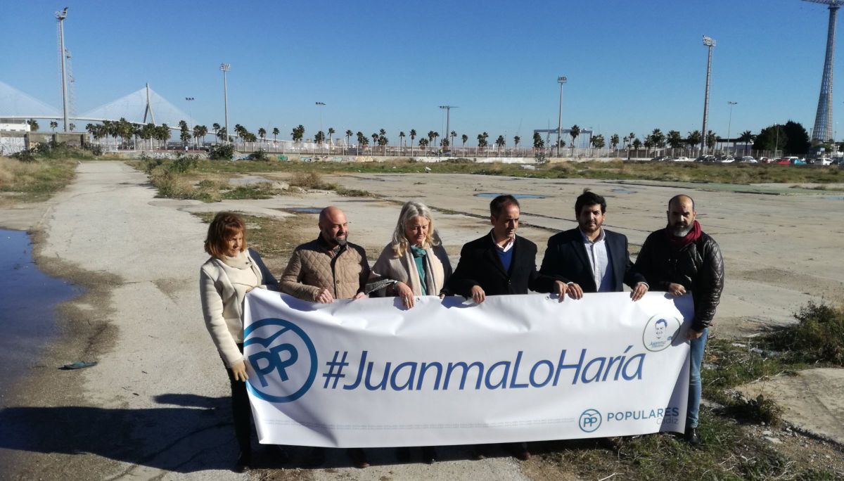 Representantes del PP, en una imagen retrospectiva, en los terrenos donde se iba a levantar el segundo hospital de Cádiz. FOTO: PP