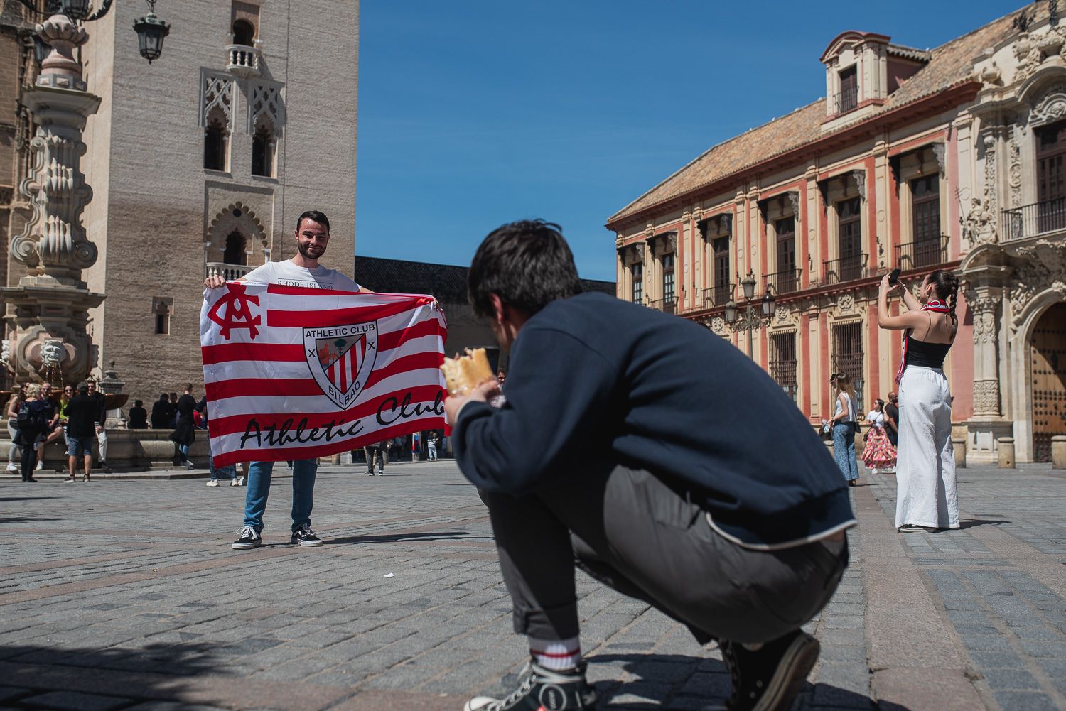 Un aficionado del Athletic, en el centro de Sevilla, para la final de Copa.