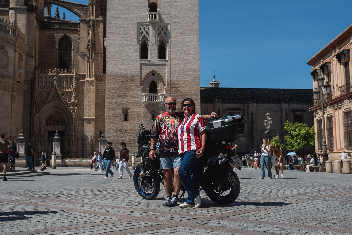 Karlos y Tina, en el centro de Sevilla con su moto.