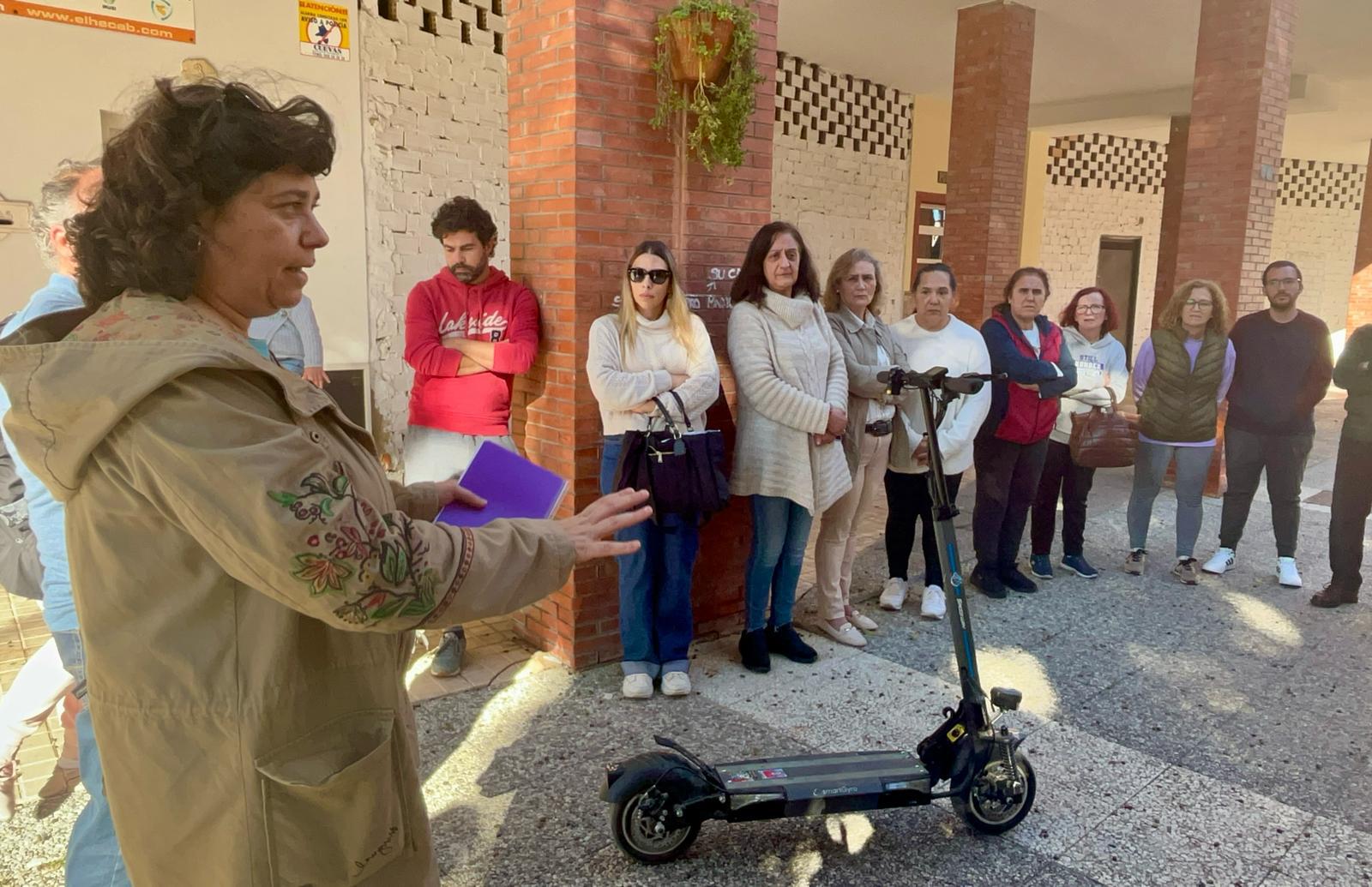 La alcaldesa en la reunión con vecinos de La Chimenea.