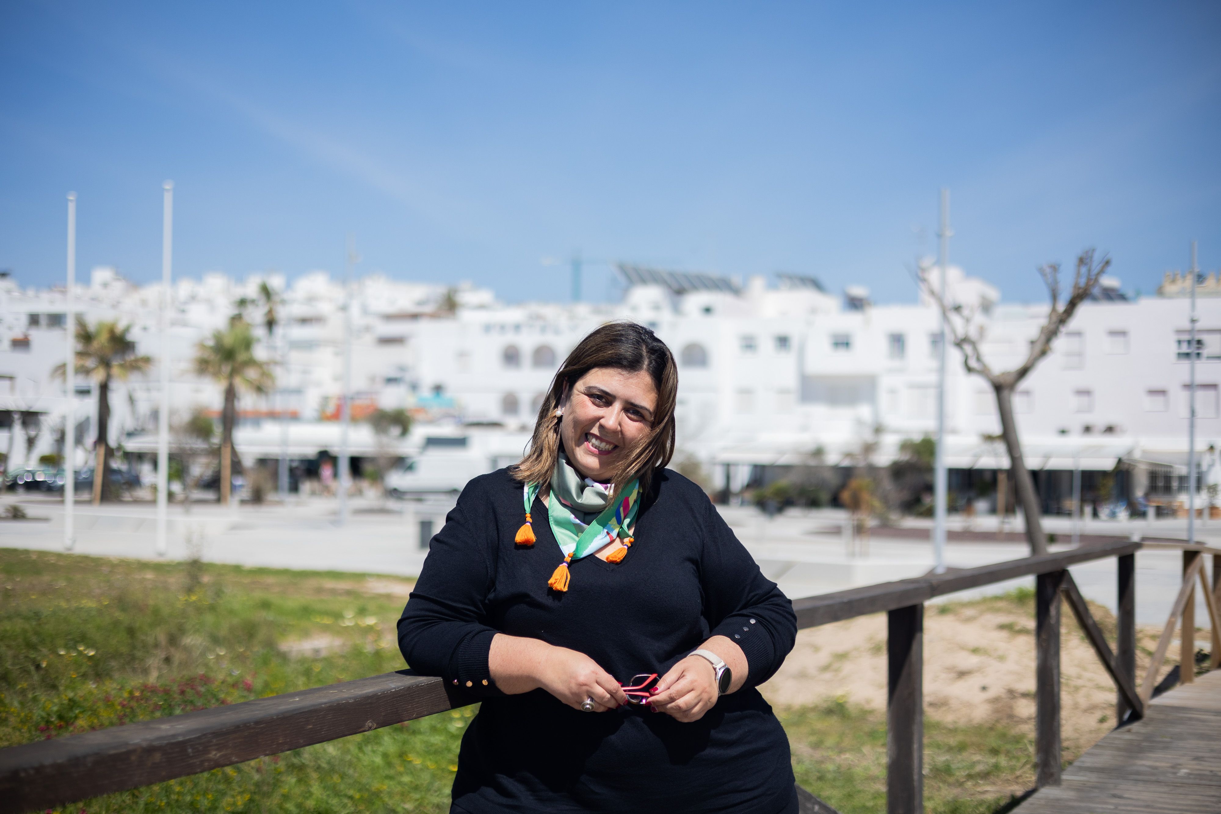 Inmaculada Sánchez, alcaldesa de Conil, con el municipio costero al fondo.