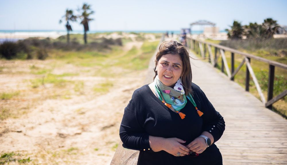 La alcaldesa posa en uno de los accesos a la playa de los Bateles.