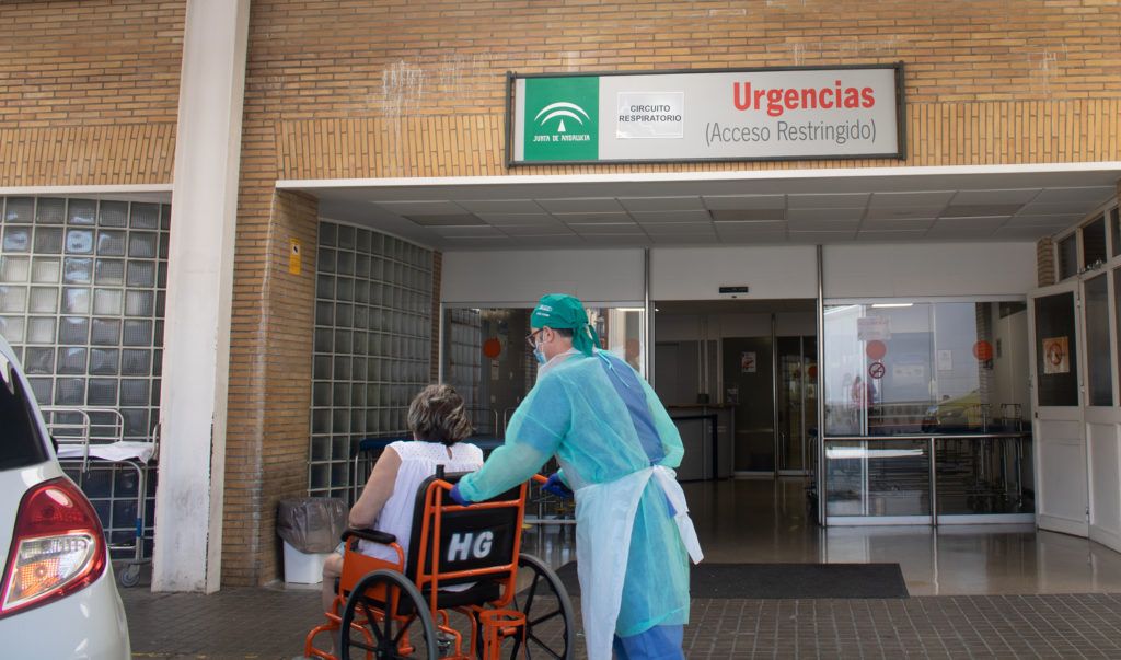 Una persona, en silla de ruedas a la entrada de las Urgencias específica para sospechosos de covid del Hospital Virgen del Rocío. FOTO: SAS