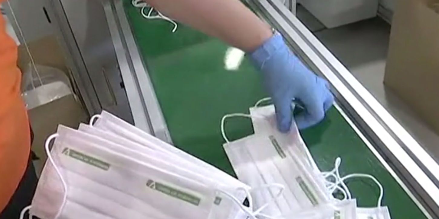 Las mascarillas, al salir de fábrica con el logotipo. FOTO: Canal Sur