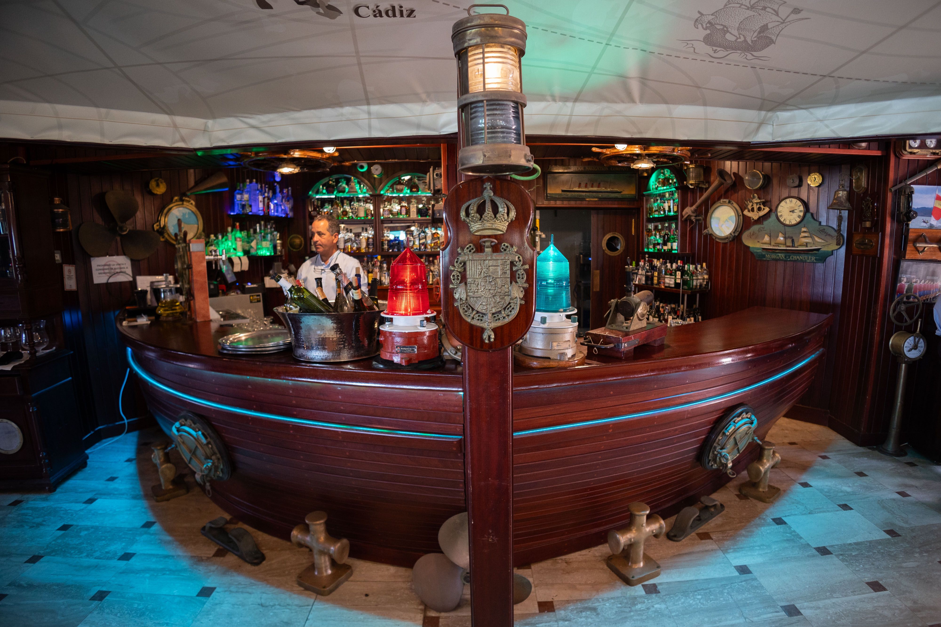 Detalle de la barra del Restaurante El Timón en Roche.