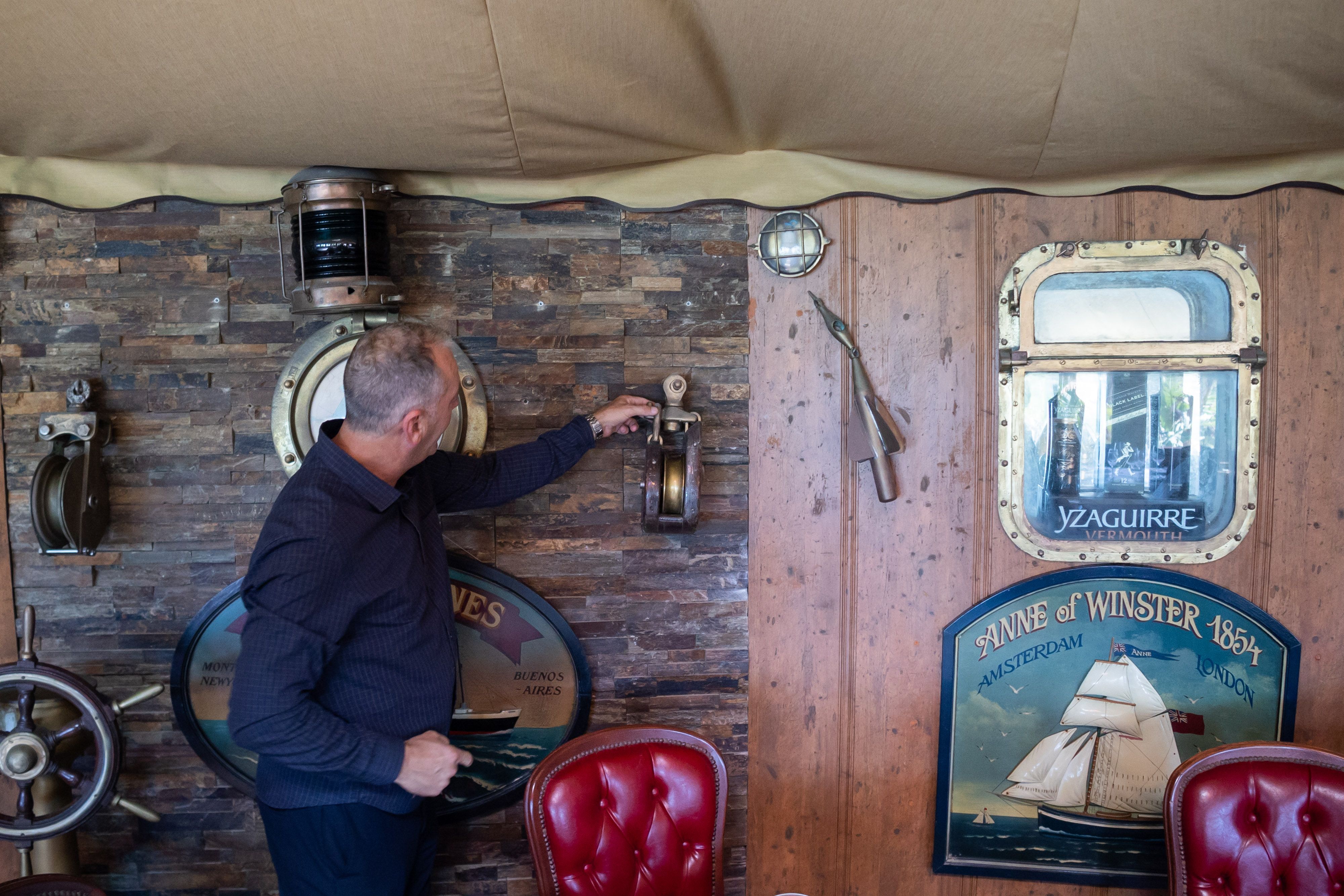 Interior del Restaurante El Timón en Roche.