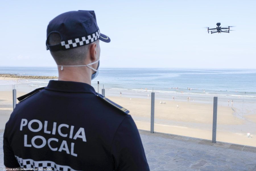Un agente de la Policía Local de Cádiz manejando un dron, en una imagen de archivo.
