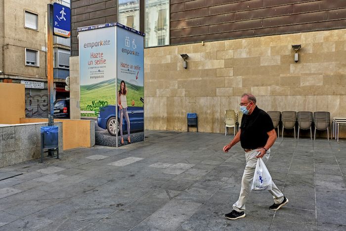 Una persona pasea por Granada durante la crisis del coronavirus. FOTO: JOSÉ LUIS TIRADO