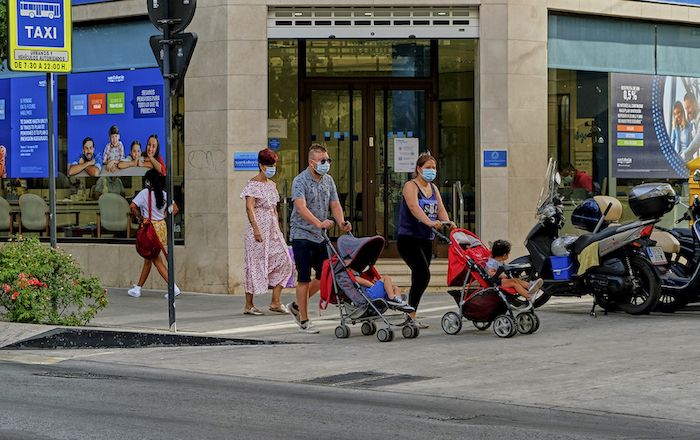 Varias personas pasean por Granada en la temporada estival de empleo, previa a cifras de paro. FOTO: JOSÉ LUIS TIRADO