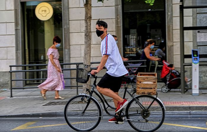 Un joven pasea en bicicleta por las calles de Granada. FOTO: JOSÉ LUIS TIRADO