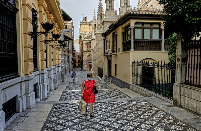 Una mujer pasea por Granada, en una imagen reciente.