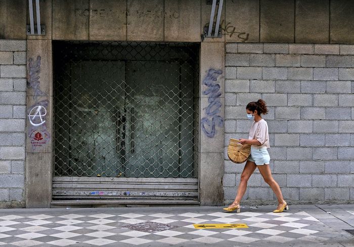 Una mujer pasea por una calle en Granada. FOTO: JOSÉ LUIS TIRADO