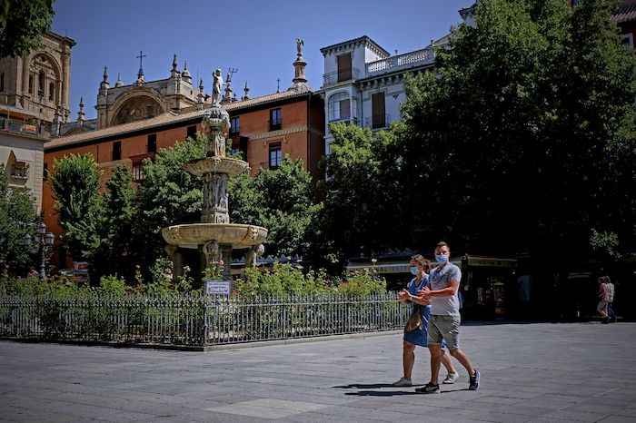 Varias personas pasean por Granada.