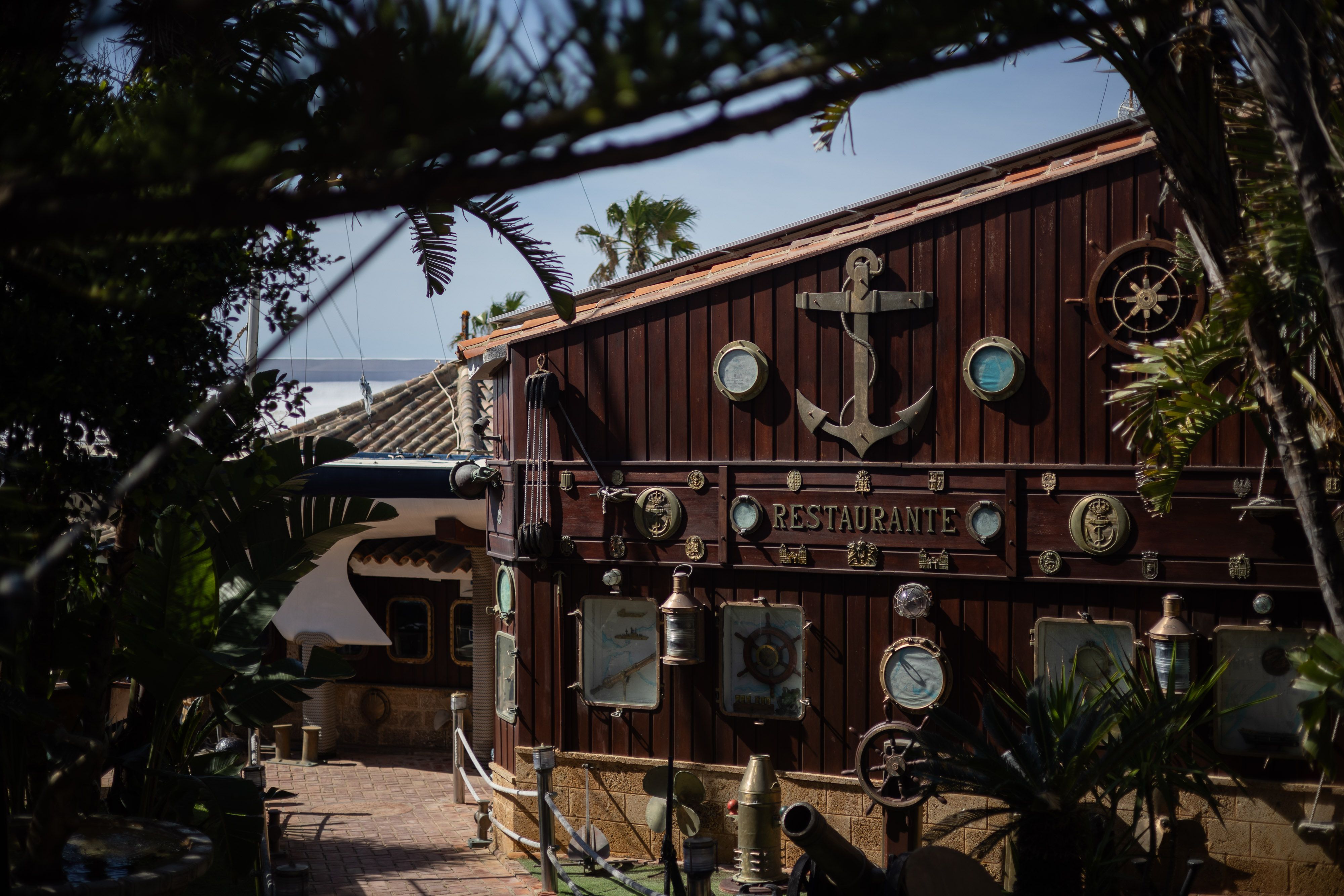 Entrada al Restaurante El Timón en Roche.