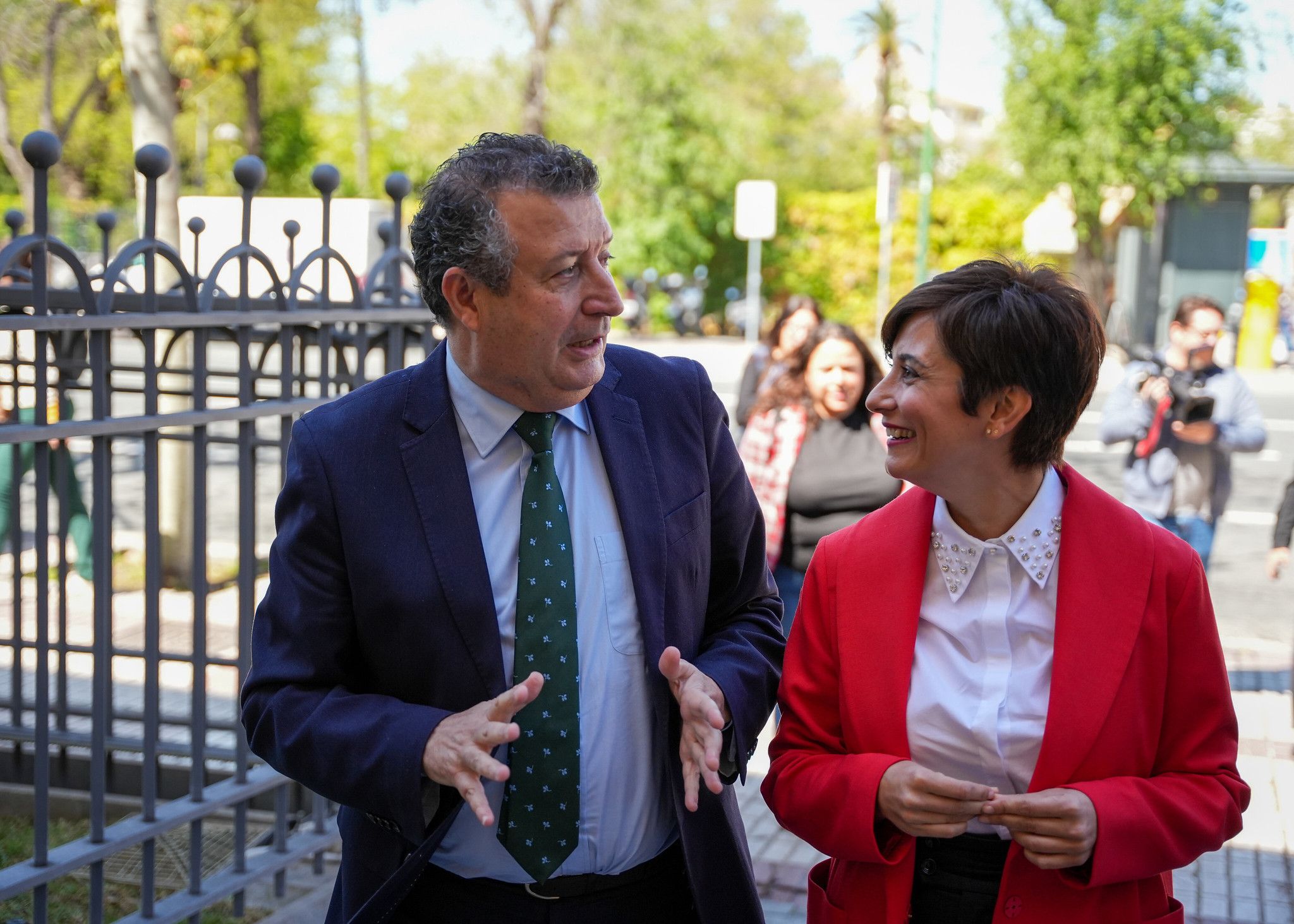 La ministra de Vivienda, Isabel Rodríguez, con el presidente de Diputación, Javier Fernández.