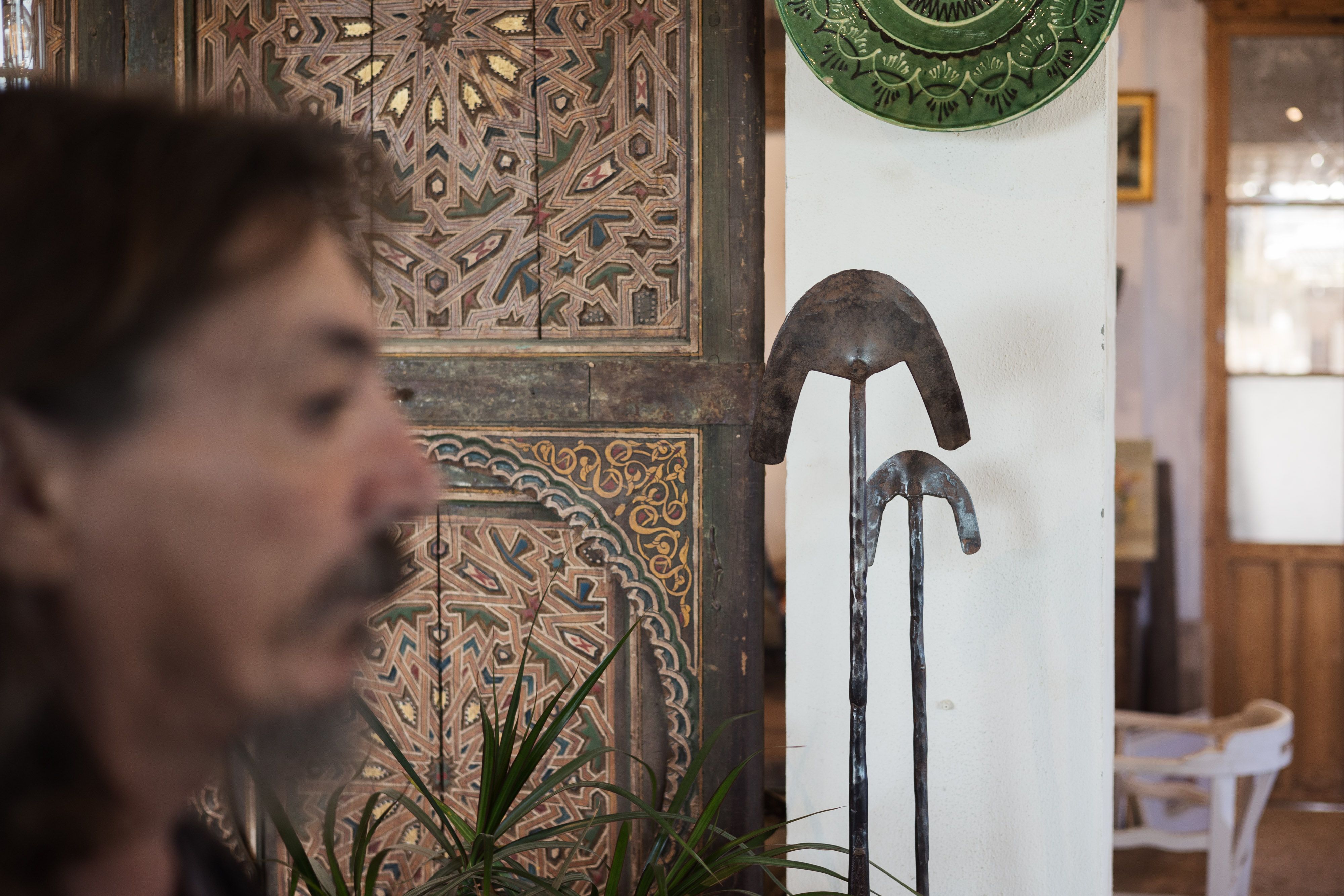 Felipe con las tahonas de fondo.