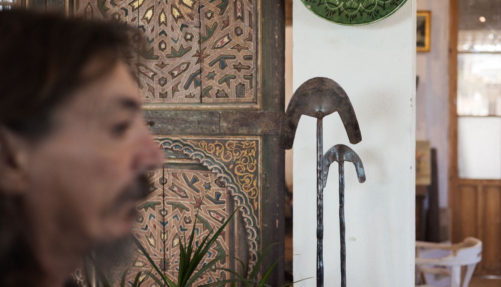 Felipe con las tahonas de fondo.