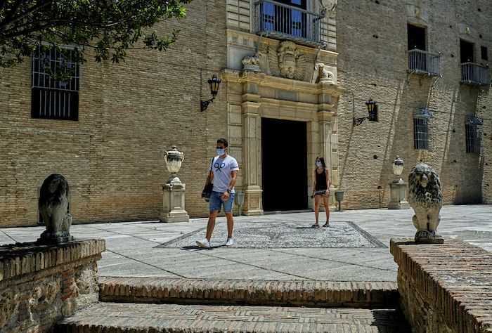 Varias personas pasean por Granada durante la pandemia de covid.