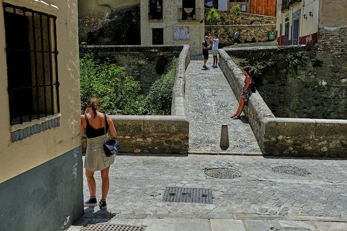 El Paseo de los Tristes, en Granada, la capital más afectada por el covid en Andalucía.