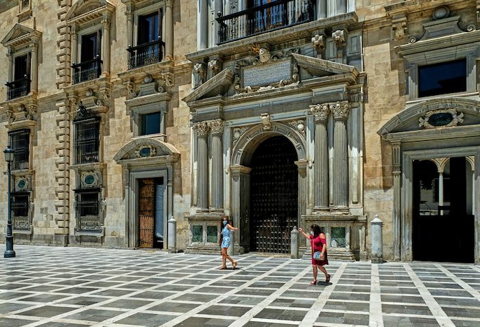 Dos mujeres se despiden, frente a la Audiencia provincial de Granada, en una imagen de archivo.