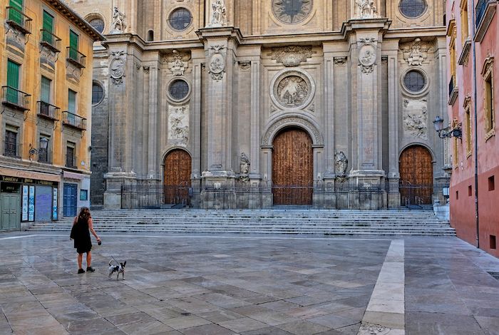 Una calle de Granada durante la desescalada. Autor: José Luis Tirado