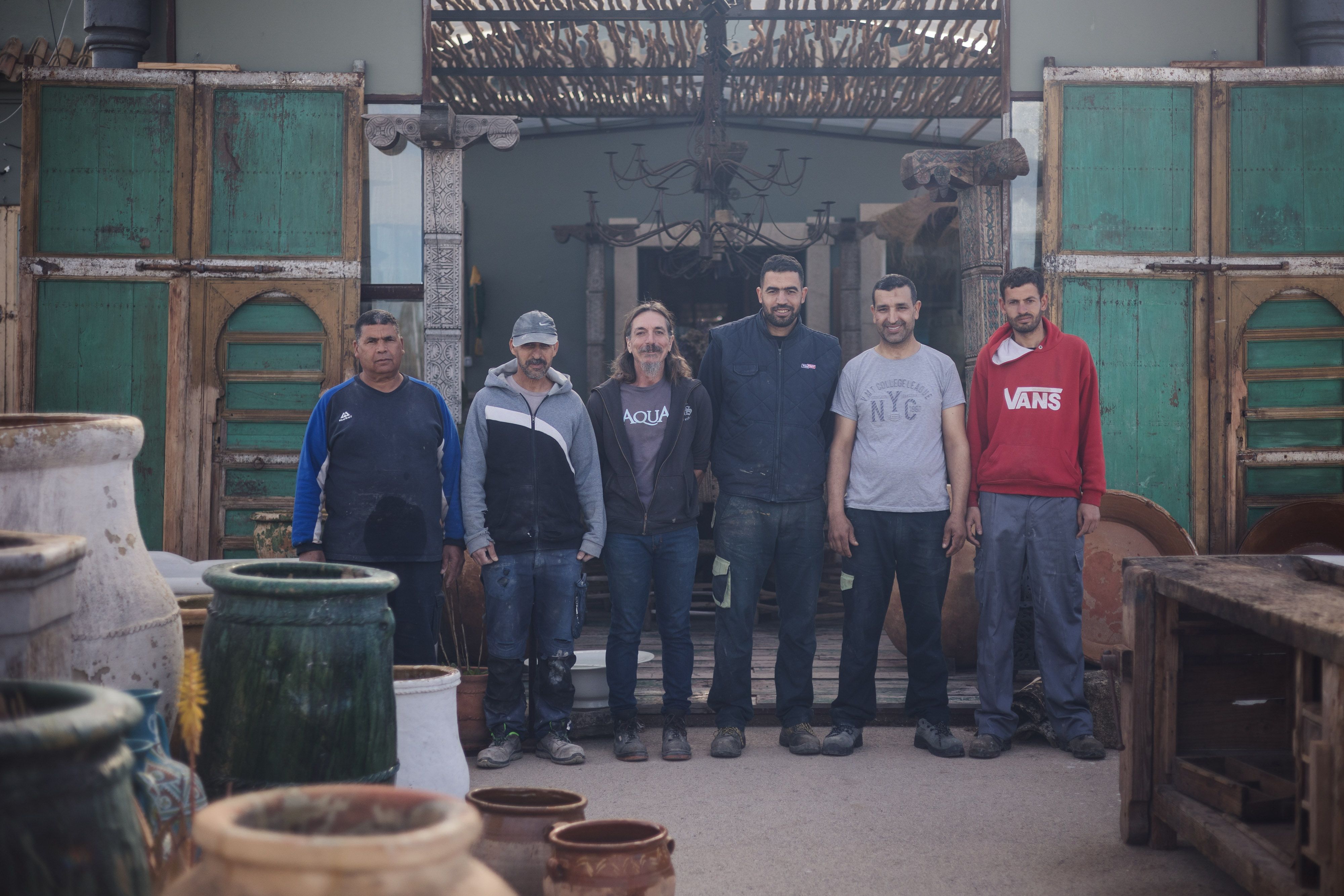 El equipo del proyecto AQUA, un lugar de recuperación de maderas viejas en Conil.