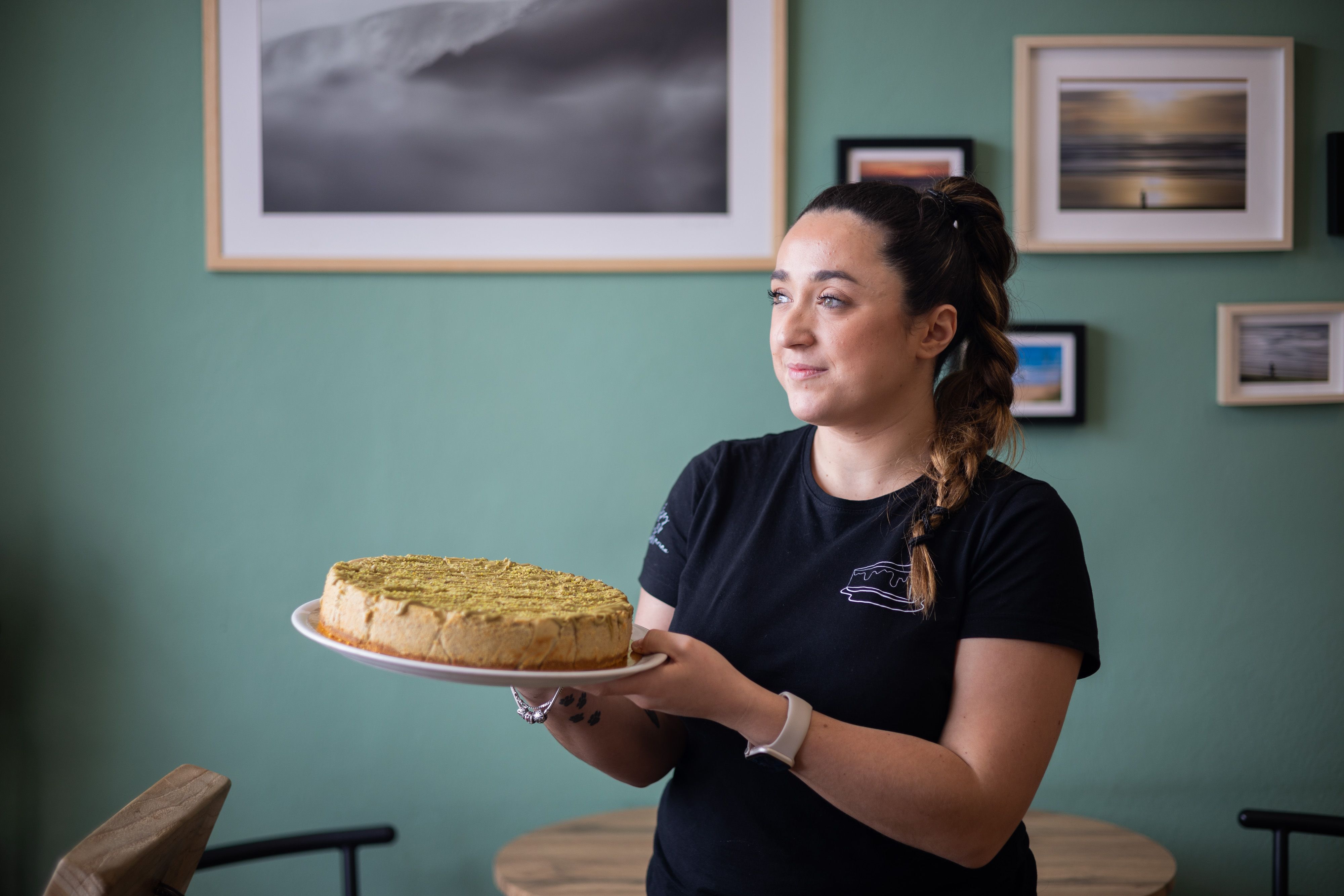 Marian Carrecedo con una tarta de queso de pistacho ibérico, en Mariposas en la barriga, en Conil.