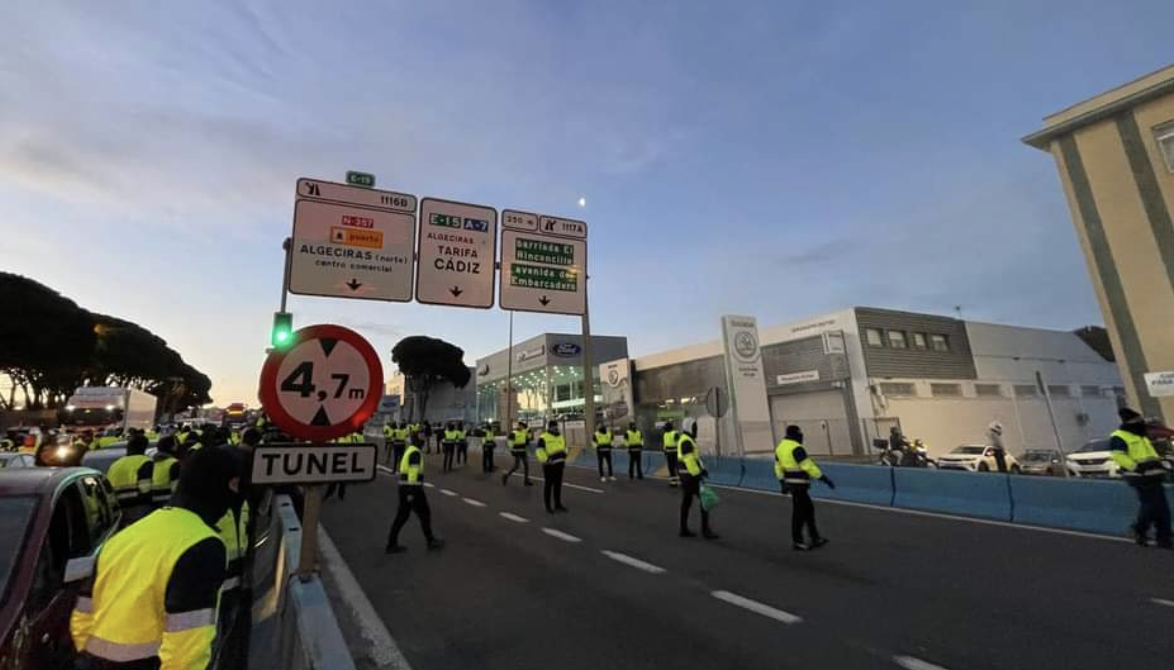 Trabajadores de Acerinox cortan la carretera de Algeciras. La empresa no se reunirá en Jerez con el comité de huelga.
