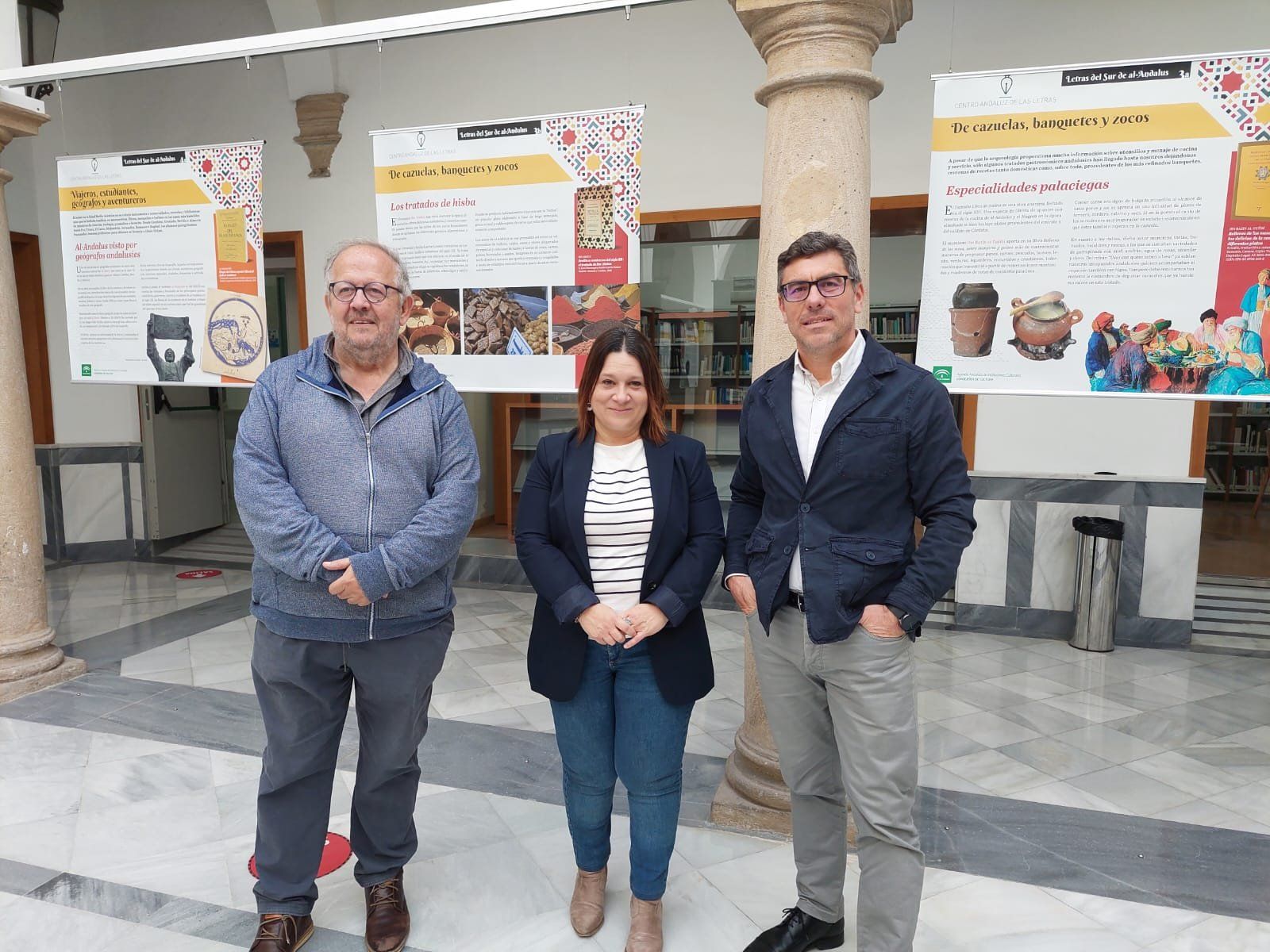 Juan José Téllez, con miembros del Ayuntamiento de Chiclana, en la presentación de la exposición.