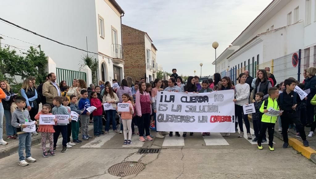 Un momento de la concentración donde las familias del Colegio Miguel de Cervantes en Olvera, reclaman un comedor escolar, en una imagen publicada por la AMPA El Pozuelo en redes sociales.