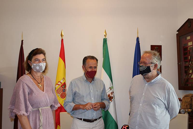 El alcalde de Chiclana, José María Román, la delegada Pepa Vela y el nuevo responsable de Cultura, Juan José Téllez, en rueda de prensa.