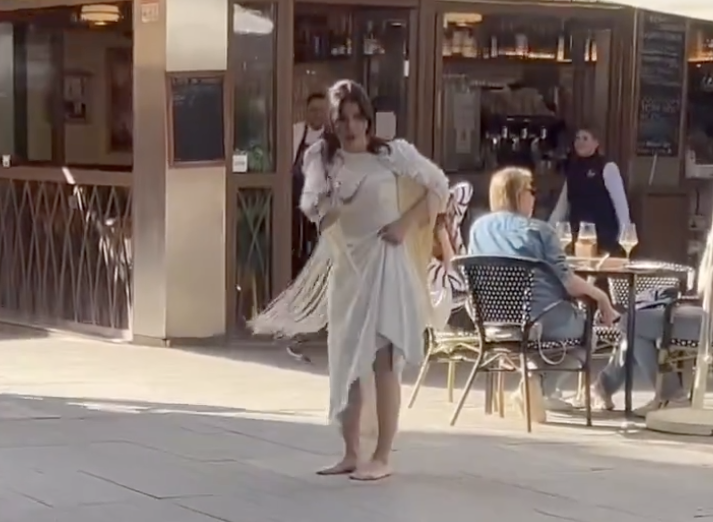 La mujer vestida de novia que ha causado revuelo en el centro de Sevilla.