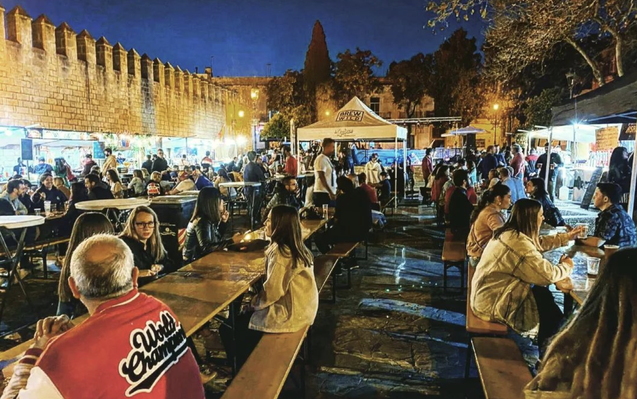 Muestra de cerveza artesana en la Plaza del Castillo de El Puerto en una edición pasada. 