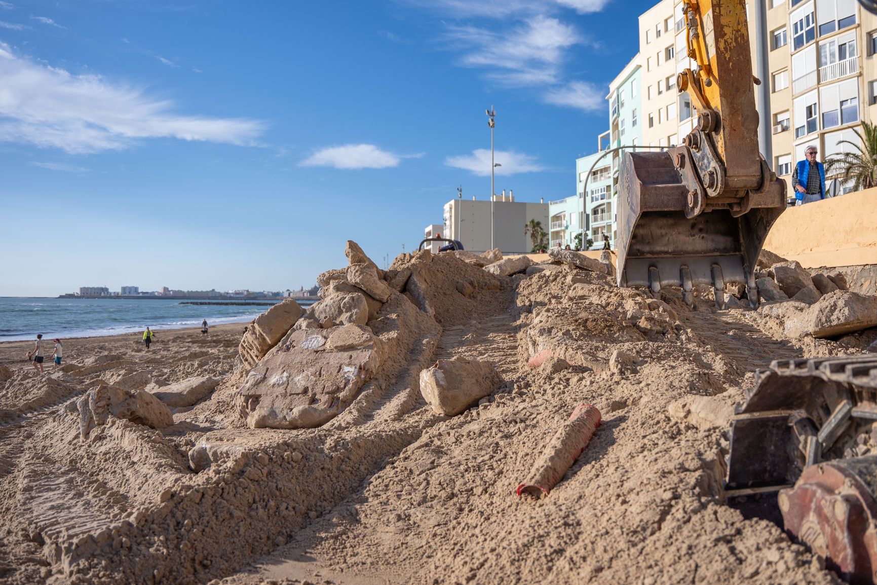 Los operarios realizan nuevas "obras de emergencia" en la playa Victoria de Cádiz.