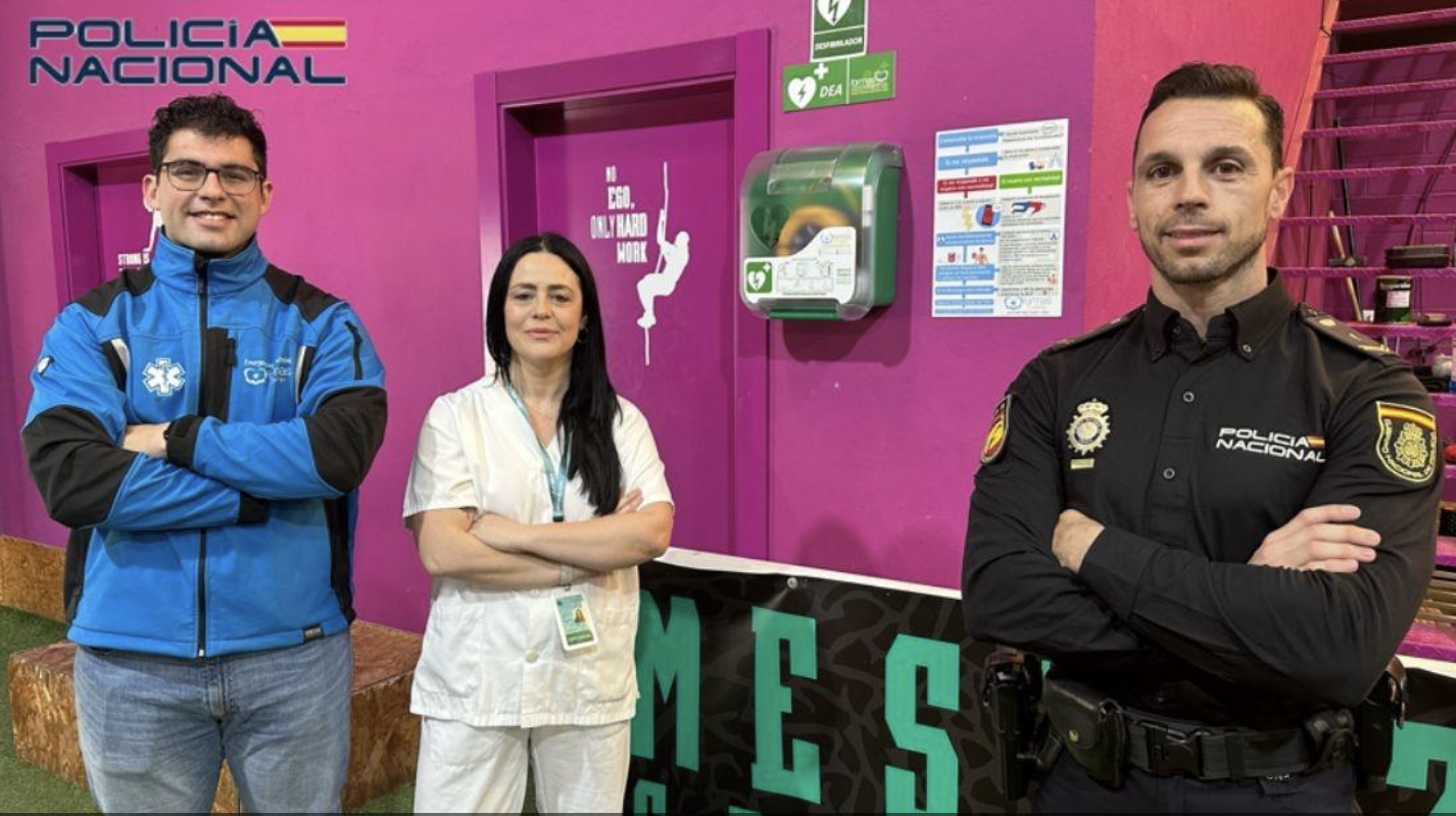 Un policía nacional y una enfermera auxilian a un hombre de 70 años durante una clase de crossfit en un gimnasio de Almería.