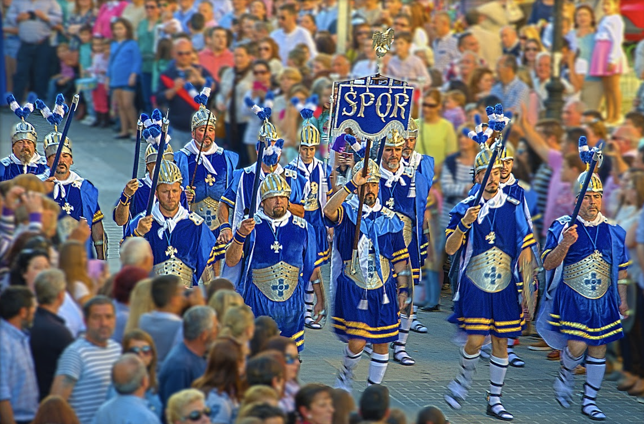 Desfile de Armaos en Arcos precediendo a una hermandad en Semana Santa. 