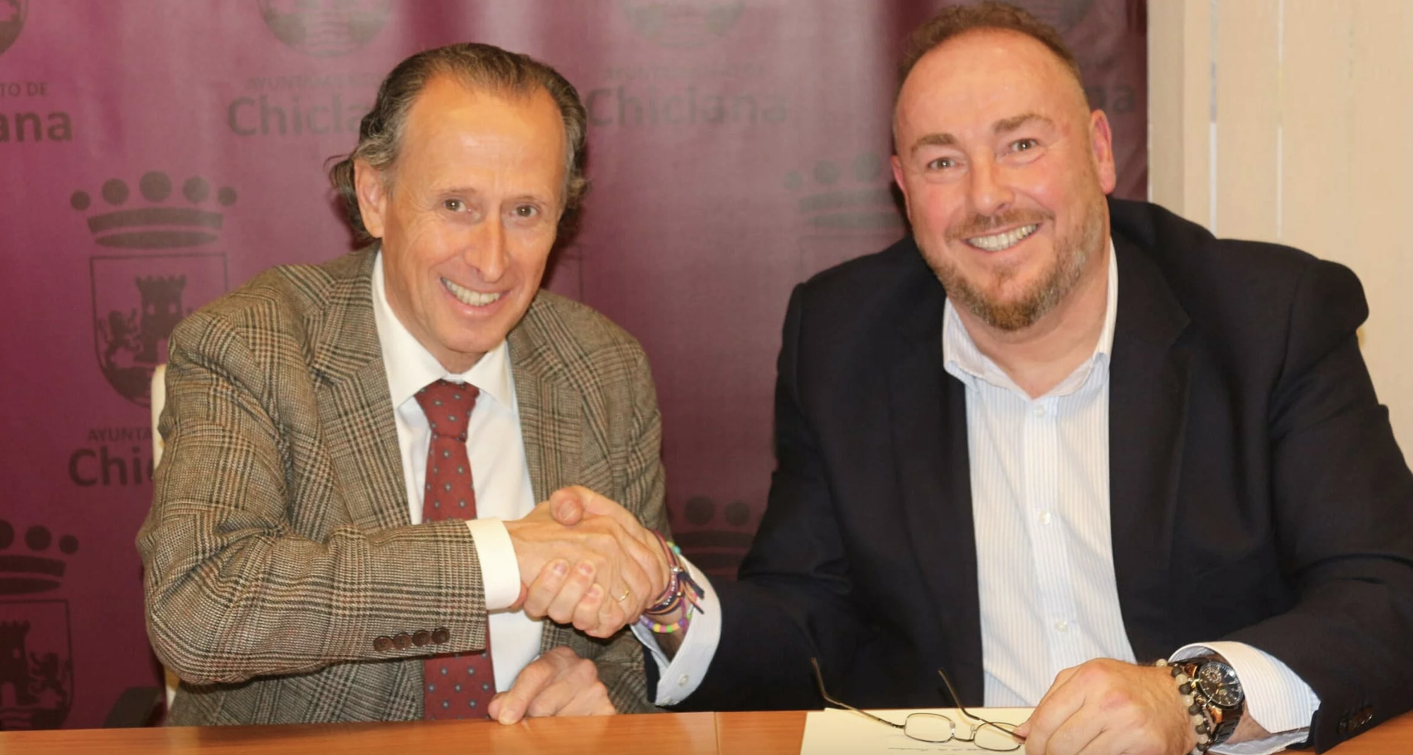 El alcalde y el presidente de CONCOVI tras la firma del protocolo. 