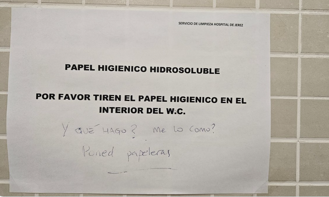 Cartel en un baño del Hospital de Jerez.