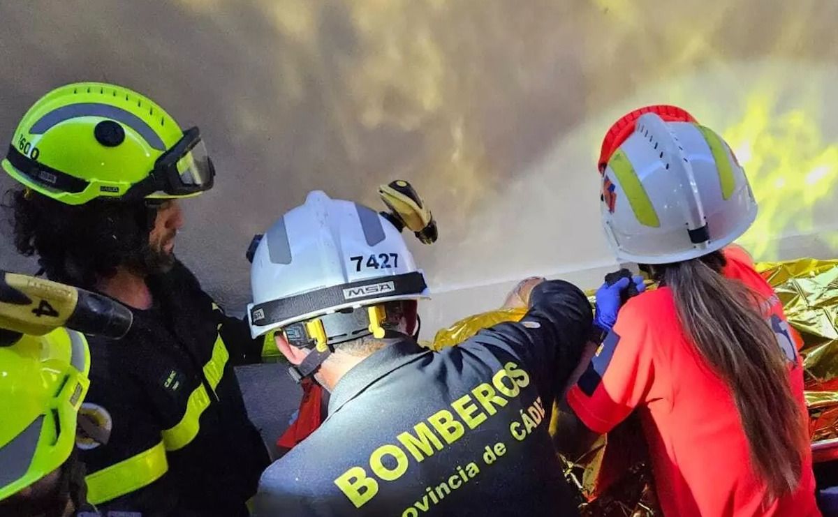 Bomberos rescatan a una mujer atrapada entre escombros en Cádiz.