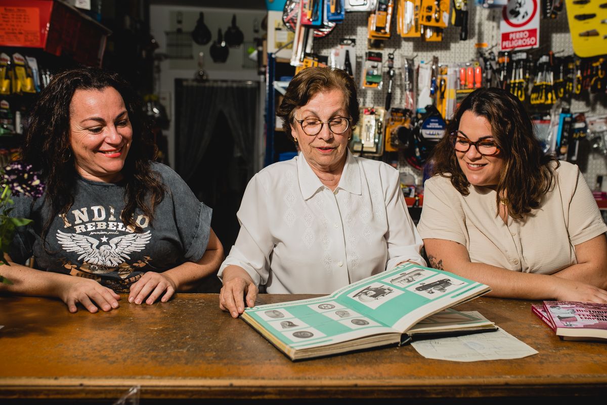 Silvia, Encarnita y Encarni, tres generaciones de ferreteras empoderadas de Los Palacios.