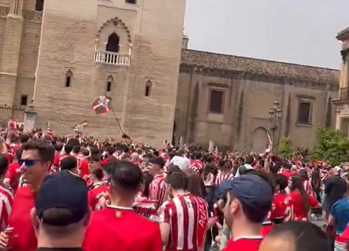 Sevilla inundada de aficionados del Athletic por la final de la Copa del Rey.