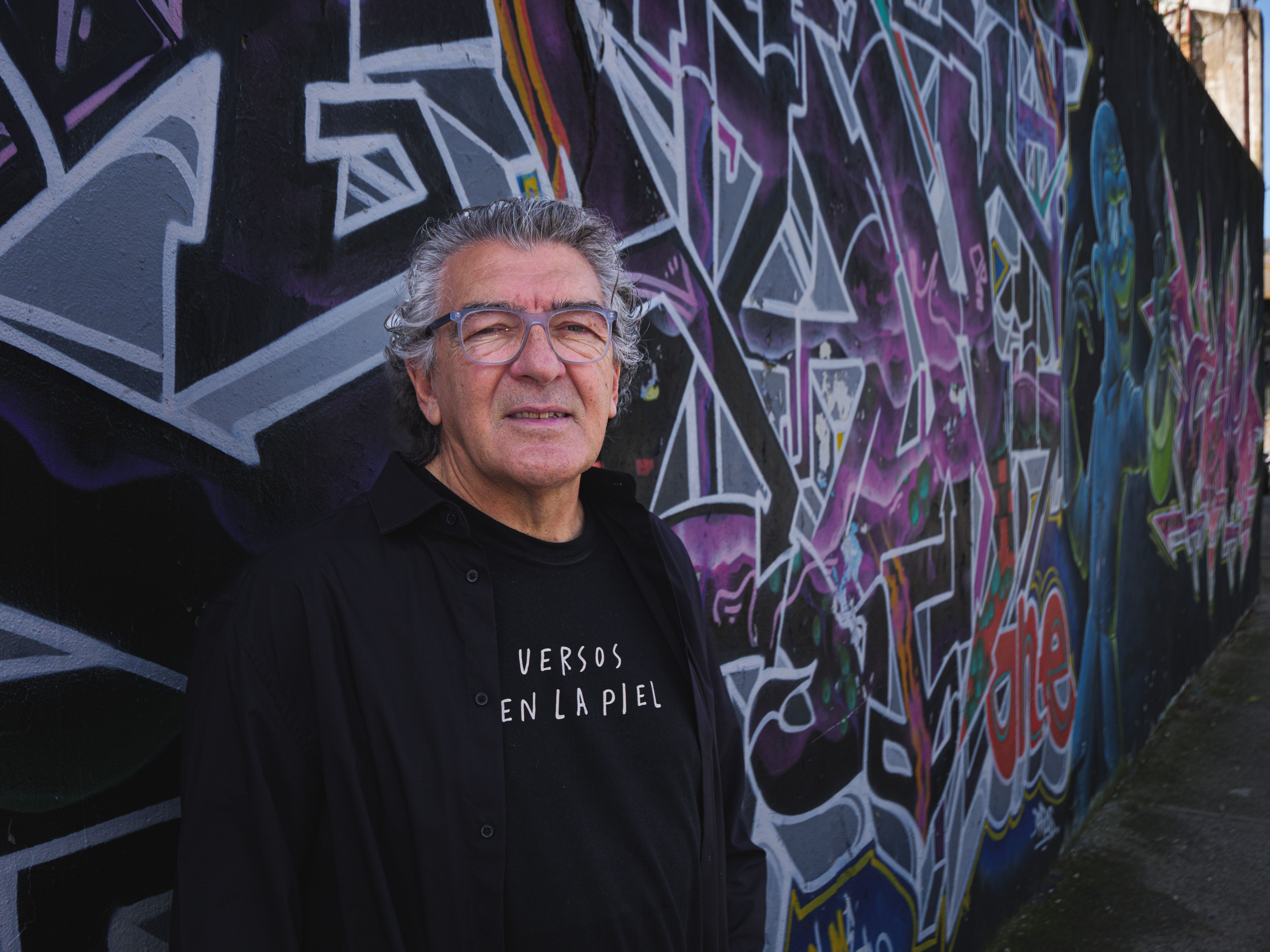 “Versos en la piel, cicatriz de alguna herida, de ausencias y soledades, de lo que te dio la vida” (Pedro Grimaldi). Foto: Rubén Carrera.